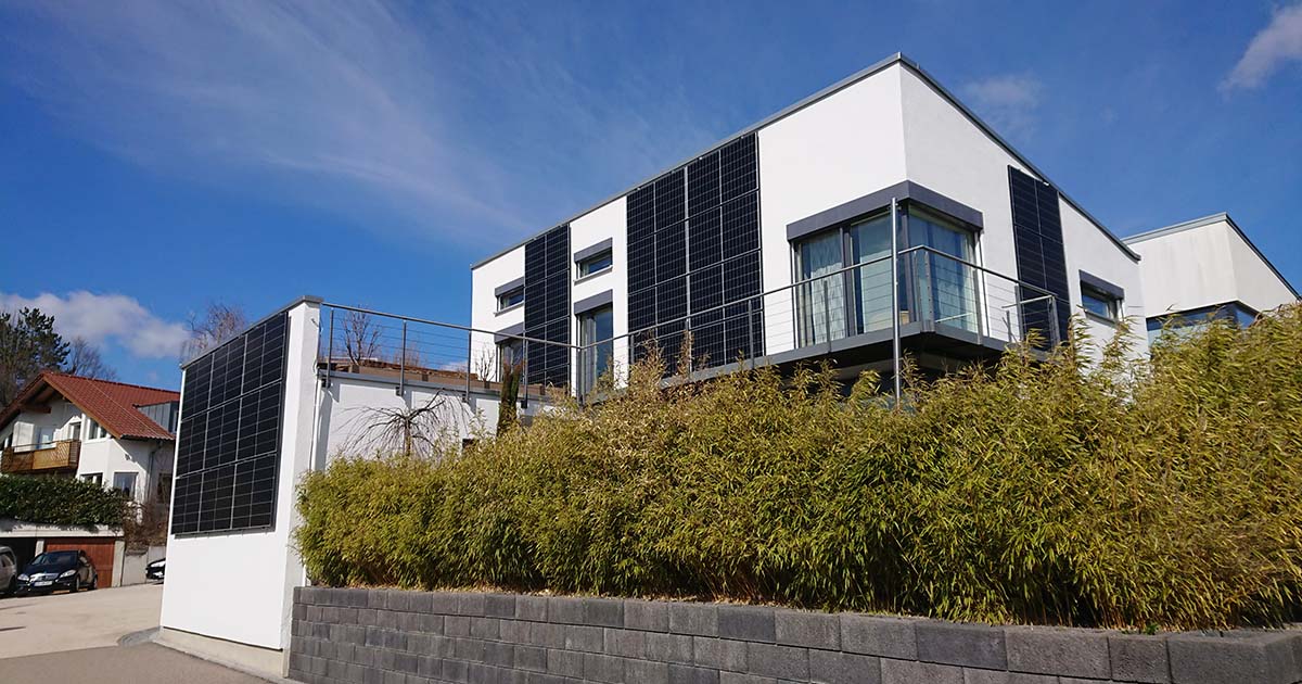Energetische Optimierung: Photovoltaik an der Fassade für hohen Solarertrag im Winter